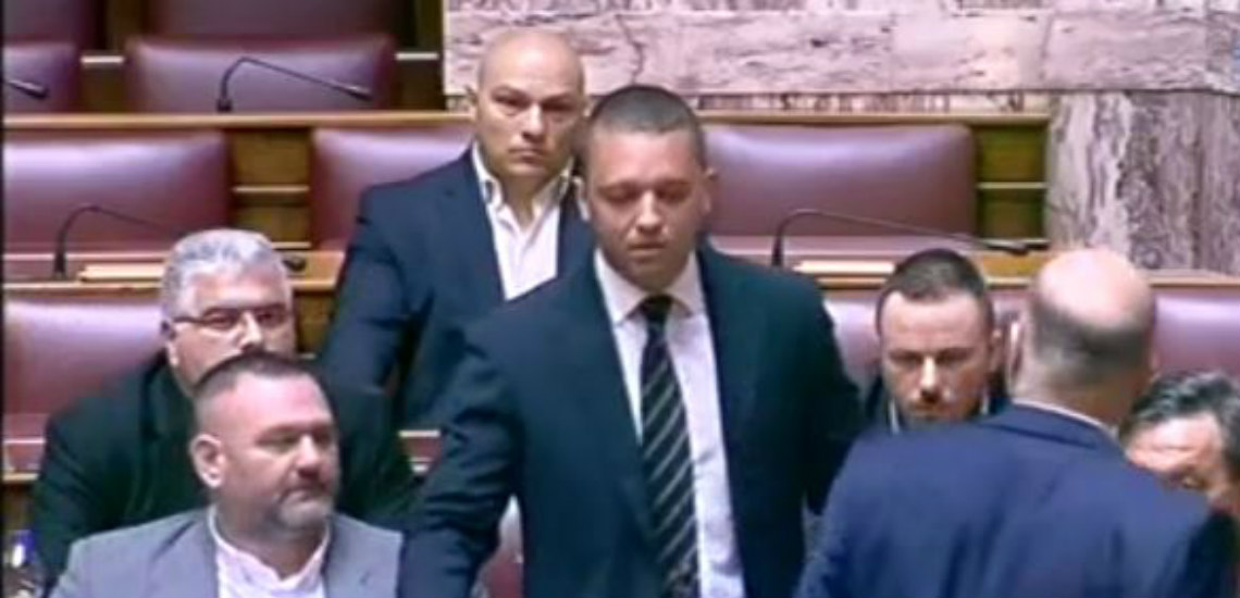 Χαμός στην Ελληνική Βουλή: Ο Κασιδιάρης χτύπησε βουλευτή- Αποβλήθηκε από την αίθουσα - VIDEO από τη σκηνή