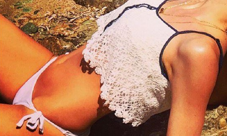 «Έριξε» το instagram με τις πόζες της στην παραλία η παρουσιάστρια!