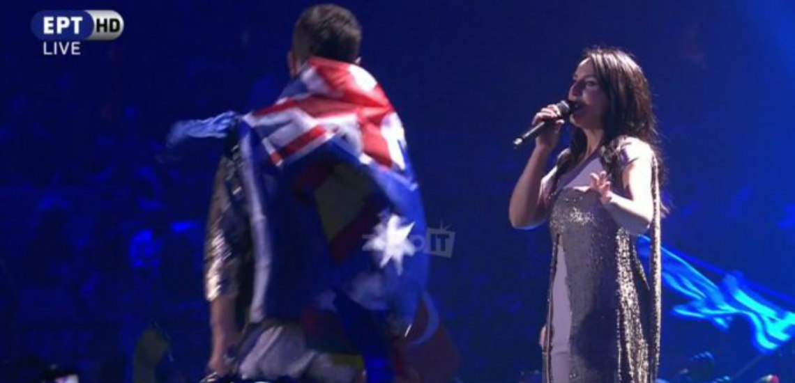 Eurovision 2017: Συνέβη και αυτό! Κατέβασε το παντελόνι του και έδειξε τα οπίσθια του πάνω στη σκηνή!