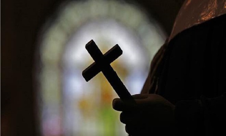 Σάλος με τις δηλώσεις καθολικού ιερέα: «Τα παιδιά ευθύνονται για την παιδεραστία»