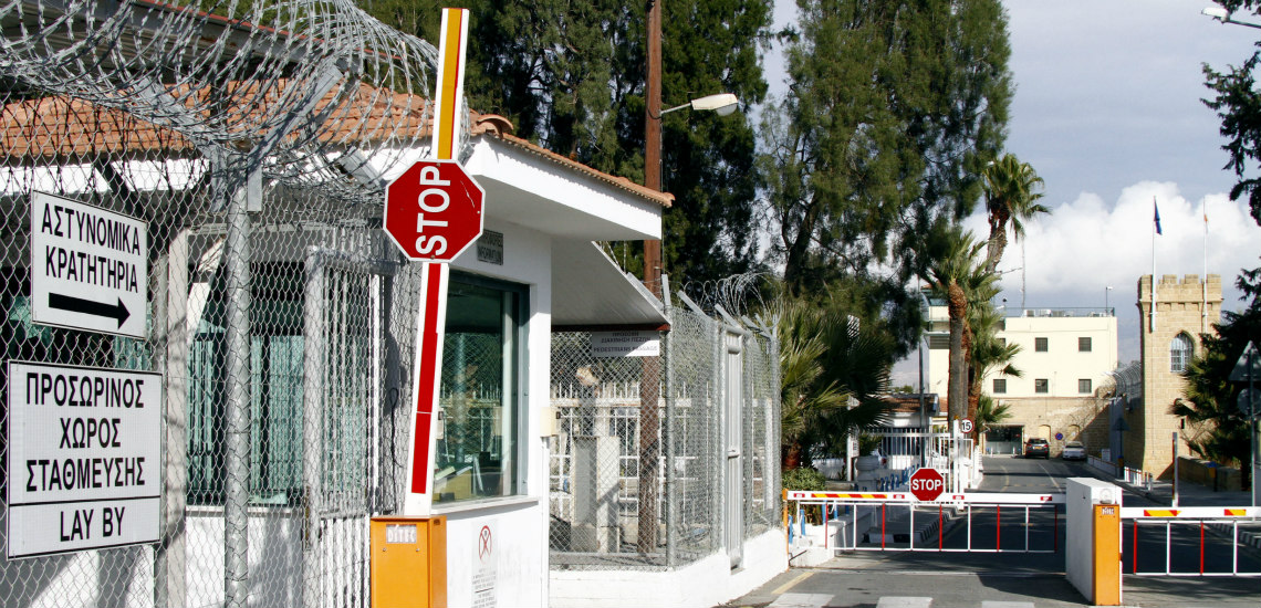 ΛΕΜΕΣΟΣ: 31χρονη επισκέφθηκε 24χρονο σε κρατητήρια παίρνοντας του αλμυρά – Κάτι άλλο όμως περιείχαν και το ανακάλυψε Αστυφύλακας