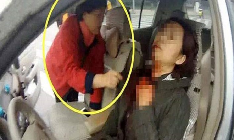 Φρίκη στην Κίνα: Απόπειρα δολοφονίας μπροστά στα μάτια αστυνομικών (βίντεο)