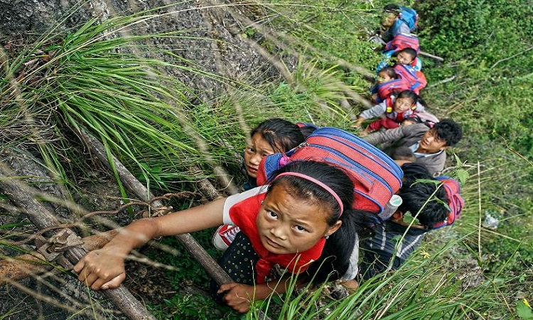 Εικόνες που κόβουν την ανάσα! Η πιο επικίνδυνη διαδρομή για το σχολείο στον κόσμο – VIDEO