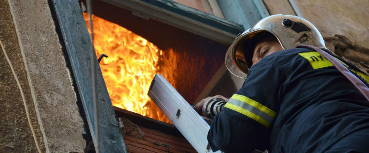 Πήραν φωτιά οι κομπρεσόροι των κλιματιστικών σε τρεις οικίες - Έτρεχε όλη νύκτα η Πυροσβεστική