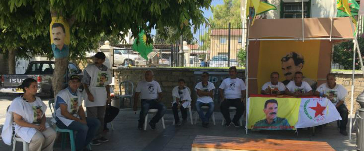 Ζητούν ενημέρωση για την υγειά του Αμπτουλλάχ Οτσαλάν οι Κούρδοι που διαμένουν στην Κύπρο - Διαμαρτυρία μπροστά το διοικητήριο Λεμεσού