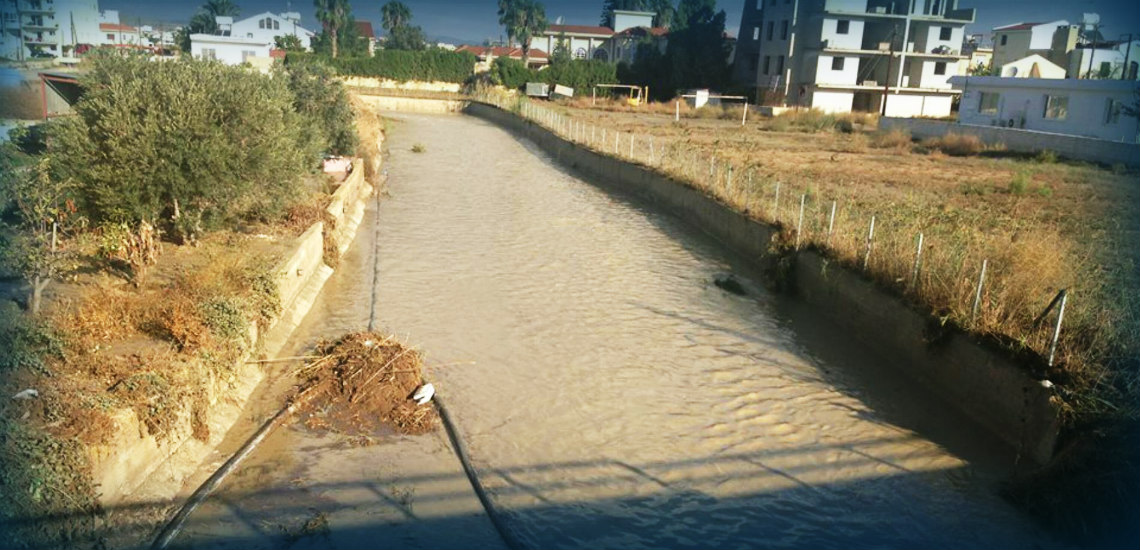 Περιοδεία Δήμου Λάρνακας στους πλημμυρισμένους δρόμους της πόλης – «Πνίγηκε» στη λάσπη και στο νερό η περιοχή των Καμάρων