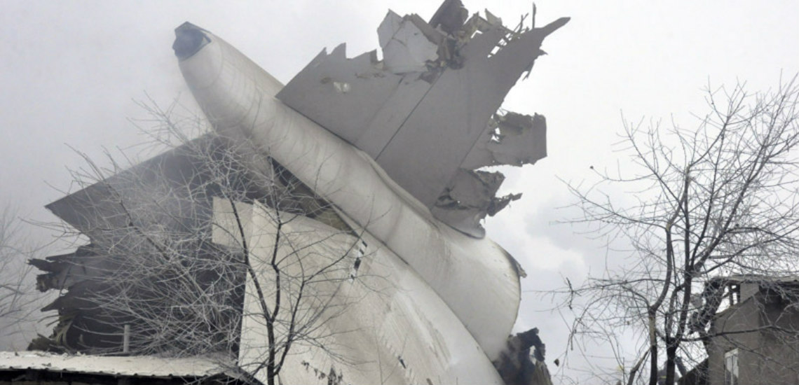 Τραγικό! Ένα λάθος του πιλότου έριξε το αεροσκάφος πάνω στα σπίτια στο Κιργιστάν - ΦΩΤΟ - VIDEO