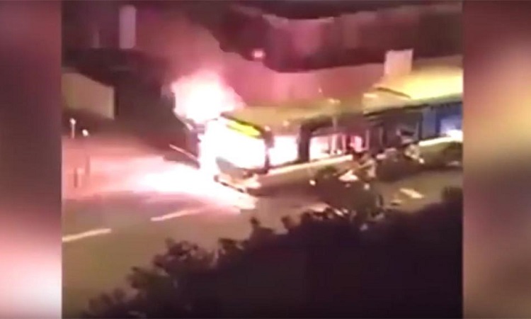 Παρίσι: Μουσουλμάνοι μετανάστες πυρπόλησαν λεωφορείο - Φώναζαν «Allahu Akbar» - VIDEO