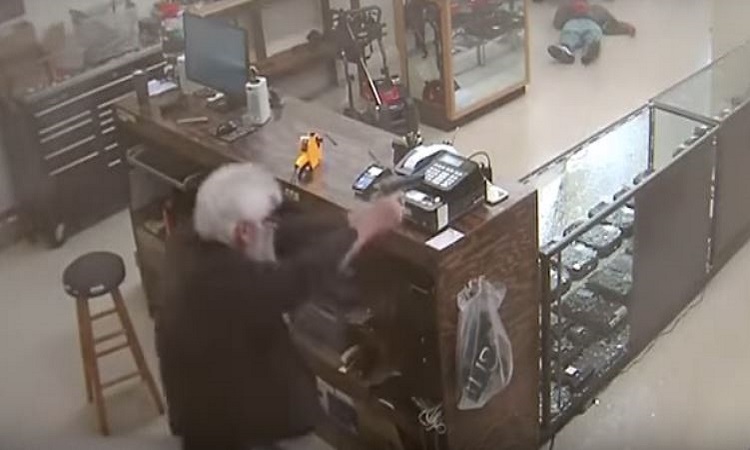 Απίστευτο! Κοσμηματοπώλης σκοτώνει ληστή που πήγε να τον κλέψει – VIDEO