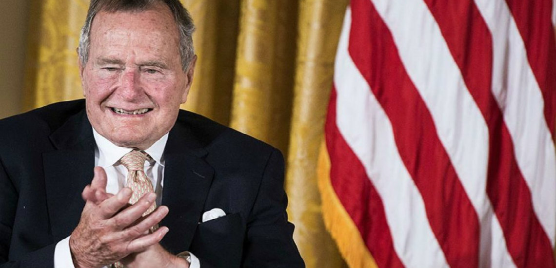 Ο πρώην πρόεδρος Μπους ο πρεσβύτερος νοσηλεύεται με πνευμονία στο Χιούστον