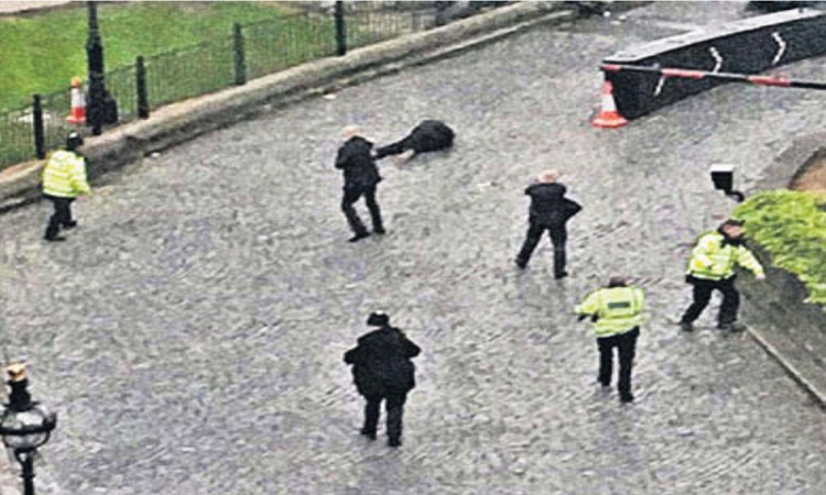 ΝΕΕΣ ΦΩΤΟ ΝΤΟΚΟΥΜΕΝΤΟ: Η στιγμή που ο μακελάρης του Λονδίνου πέφτει νεκρός από τις σφαίρες αστυνομικών