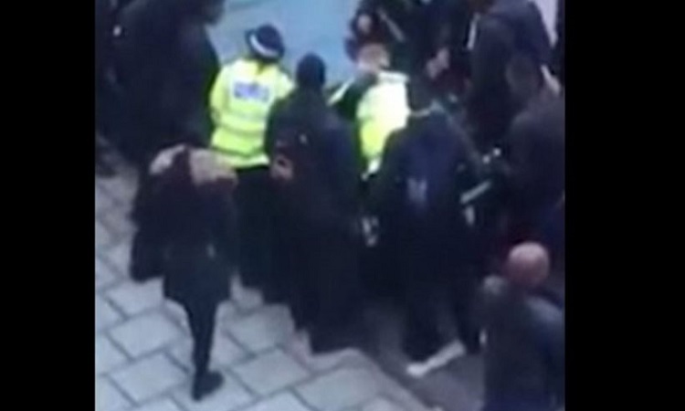 Μαθητές «λιντσάρουν» δύο αστυνομικούς στο Λονδίνο – VIDEO