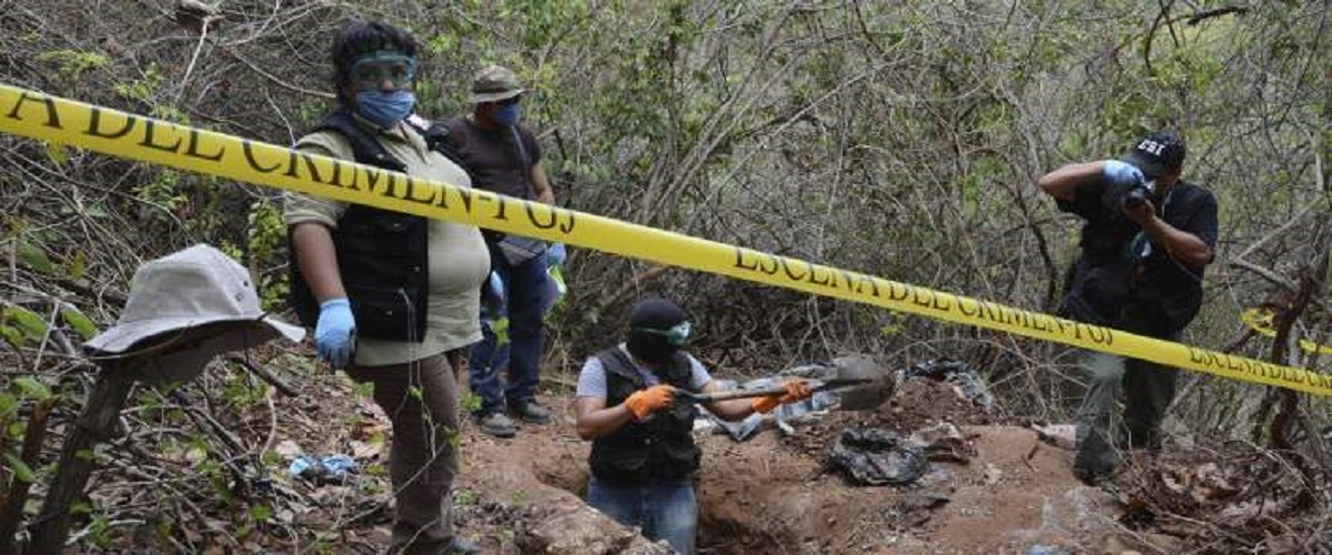 Αστυνομικοί έριξαν πάνω από 100 πτώματα σε μαζικό τάφο στο Μεξικό