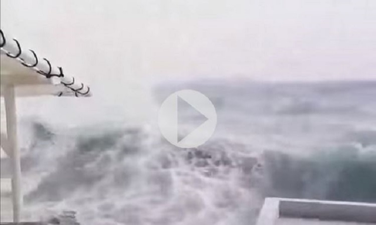 Μύκονος: Δείτε τη στιγμή που τα κύματα «εξαφανίζουν» τη μικρή Βενετία (video)