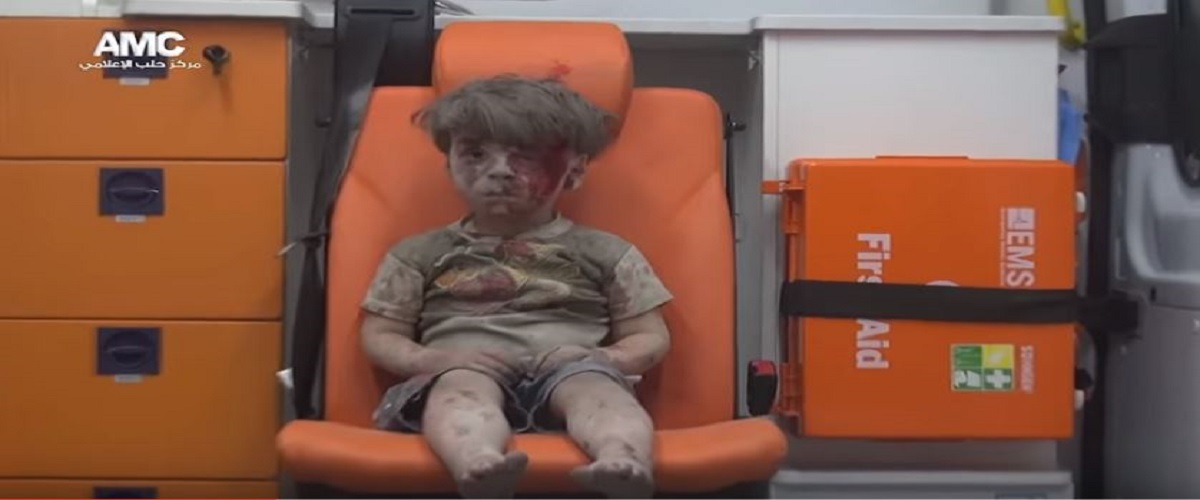 Σοκ στην παγκόσμια κοινή γνώμη η φωτογραφία 5χρονου αγοριού στη Συρία - Δεν κλαίει, δεν αντιδρά, ζει όμως τον απόλυτο βουβό πόνο... ΦΩΤΟ - VIDEO