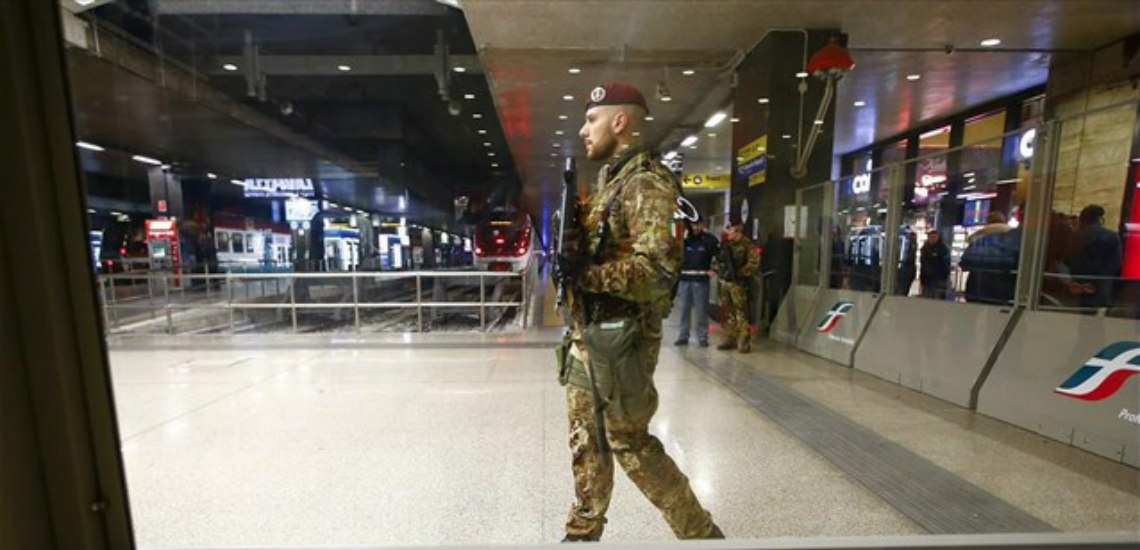 Άντρας μαχαίρωσε αστυνομικό και στρατιωτικό στον σταθμό τρένων του Μιλάνο