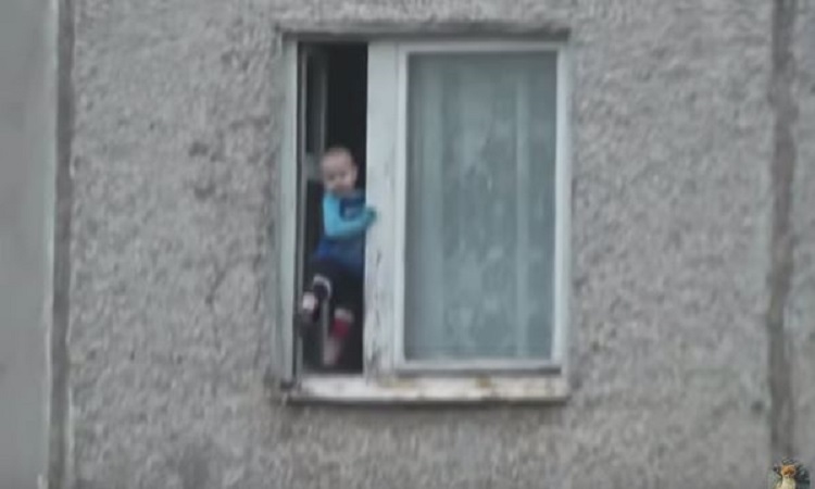 ΒΙΝΤΕΟ ΣΟΚ - Μωρό περπατά έξω από το παράθυρο στον 8ο όροφο