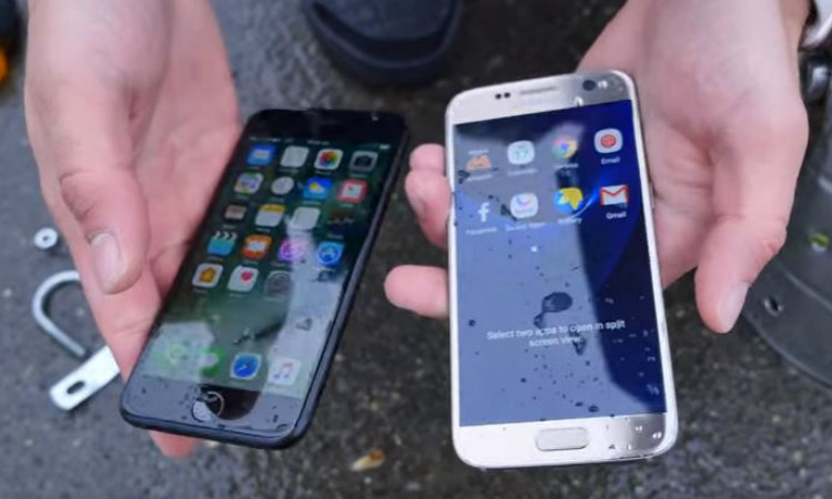Τα iPhone 7 και Samsung Galaxy S7 δοκιμάζονται κάτω από το νερό! Δείτε το αποτέλεσμα - BINTEO