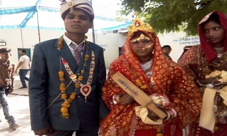 Ινδία: Μοίρασαν ρόπαλα σε εκατοντάδες νύφες για να αποκρούουν τους βίαιους συζύγους – ΦΩΤΟ