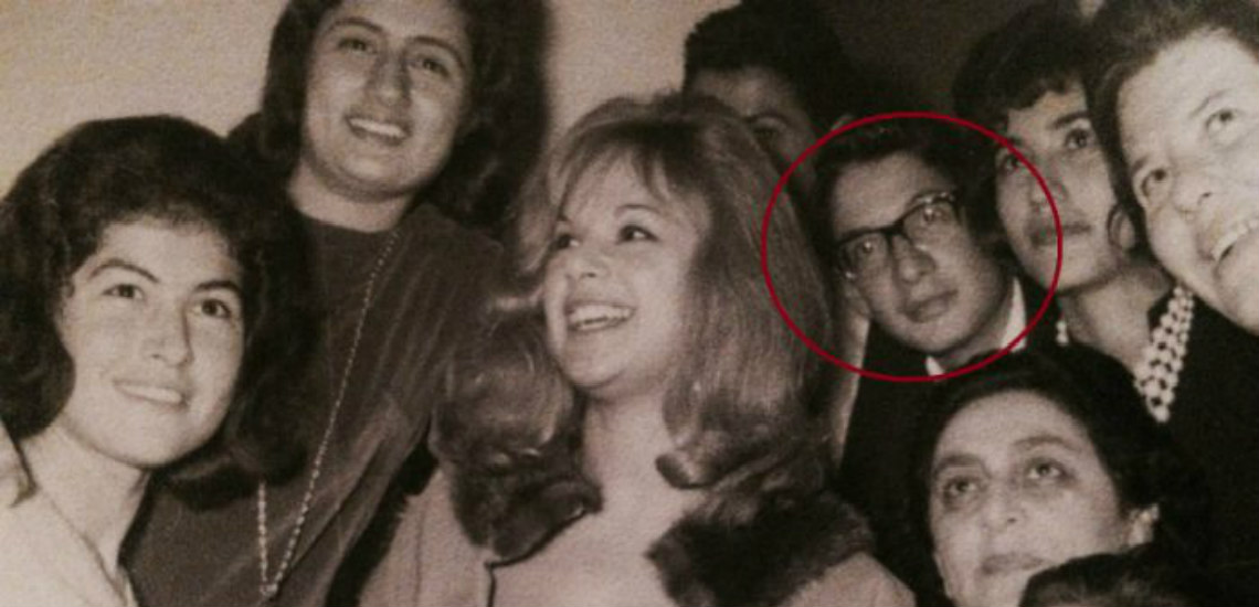 Αναγνωρίζετε τον νεαρό με τα γυαλιά, πίσω από την Αλίκη Βουγιουκλάκη σε πάρτυ στη Λεμεσό; Σήμερα είναι από τους πιο σημαντικούς πολιτικούς της Κύπρου