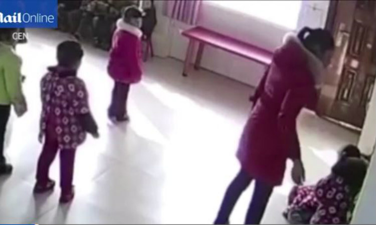 Σοκ: Νηπιαγωγός-τέρας κλωτσάει μικρά παιδιά επειδή δεν μπορούν να θυμηθούν τη χορογραφία - VIDEO