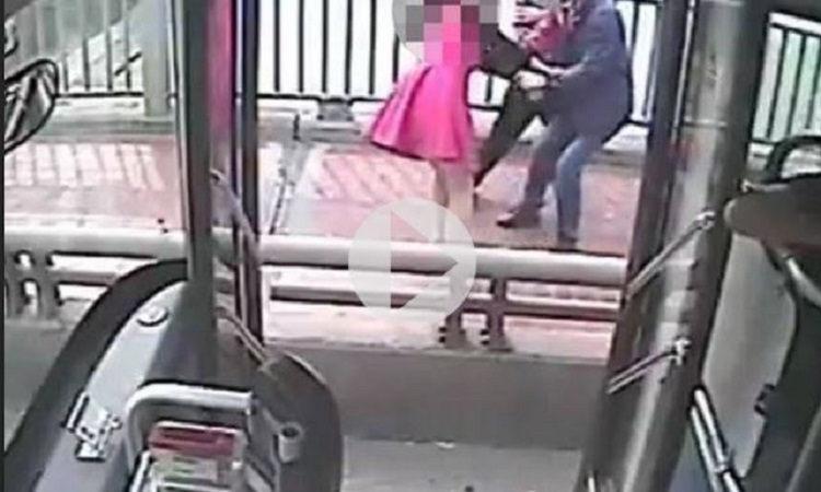 Συγκλονιστικό βίντεο: Οδηγός λεωφορείου σώζει γυναίκα λίγο πριν...