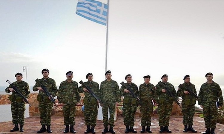 Οι Τούρκοι κατηγορούν τον αρχηγό ΓΕΣ ότι σήκωσε την ελληνική σημαία στις Οινούσσες! - ΦΩΤΟΓΡΑΦΙΑ