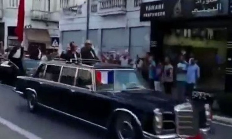 Σοκαριστικό Βίντεο: Αυτοκίνητο της συνοδείας του Ολάντ τραυματίζει σοβαρά θεατή (Σκληρές Εικόνες)