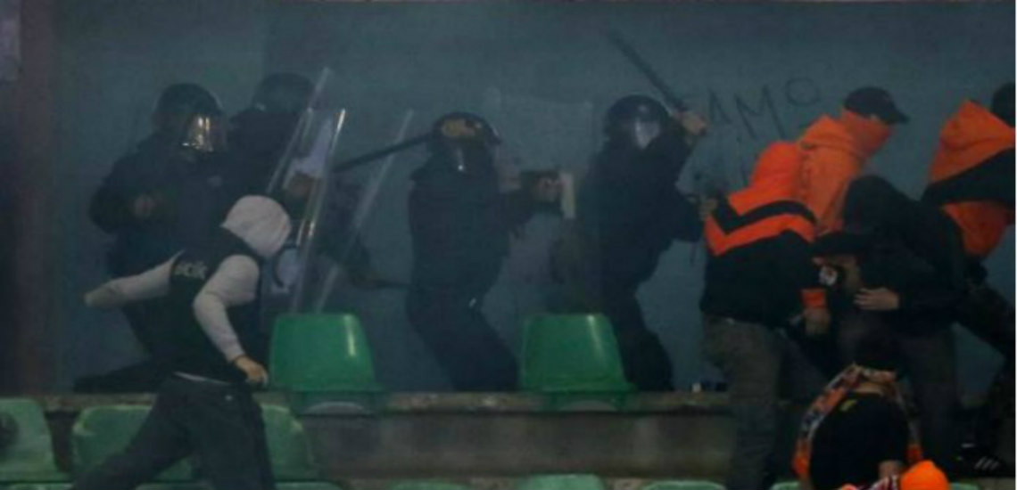 ΕΠΕΙΣΟΔΙΑ ΤΣΙΡΕΙΟΥ: Η «μάχη» αστυνομικών με τους οπαδούς του ΑΠΟΕΛ – Έπεσε ξύλο στην Δυτική εξέδρα - ΦΩΤΟΓΡΑΦΙΕΣ
