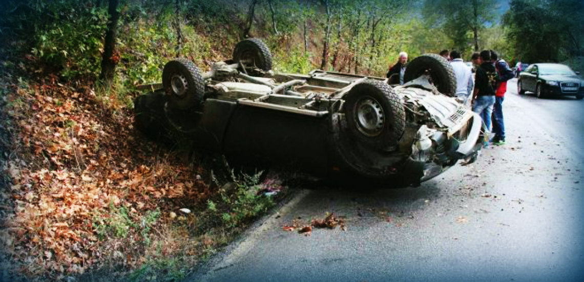 ΚΥΠΕΡΟΥΝΤΑ: Ίσα που πρόβαλε να βγει από το όχημα ο οδηγός – Το αυτοκίνητο αναποδογύρισε και έπεσε σε χαντάκι