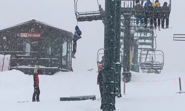 ΒΙΝΤΕΟ - ΣΟΚ: Παιδί κρεμάστηκε από το λιφτ σε χιονοδρομικό κέντρο! Η συνέχεια θα σας συγκλονίσει… VIDEO