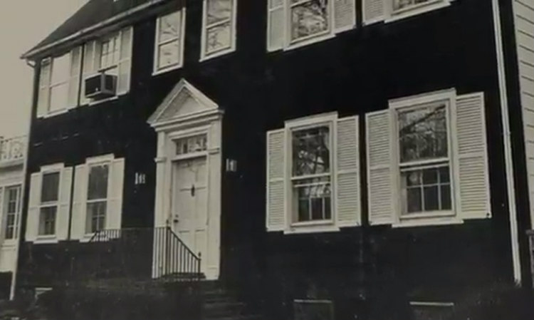 Προς πώληση το «στοιχειωμένο σπίτι» όπου 6 μέλη μιας οικογένειας δολοφονήθηκαν άγρια