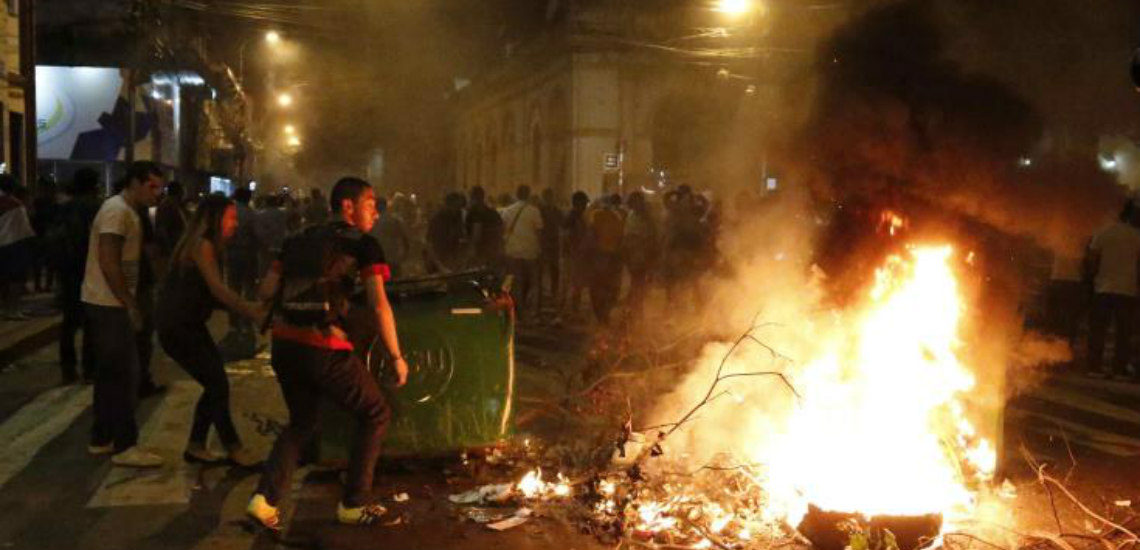 Σοβαρά επεισόδια στην Παραγουάη – Διαδηλωτές κατέλαβαν διά της βίας το κτίριο του Κογκρέσου και έβαλαν φωτιά
