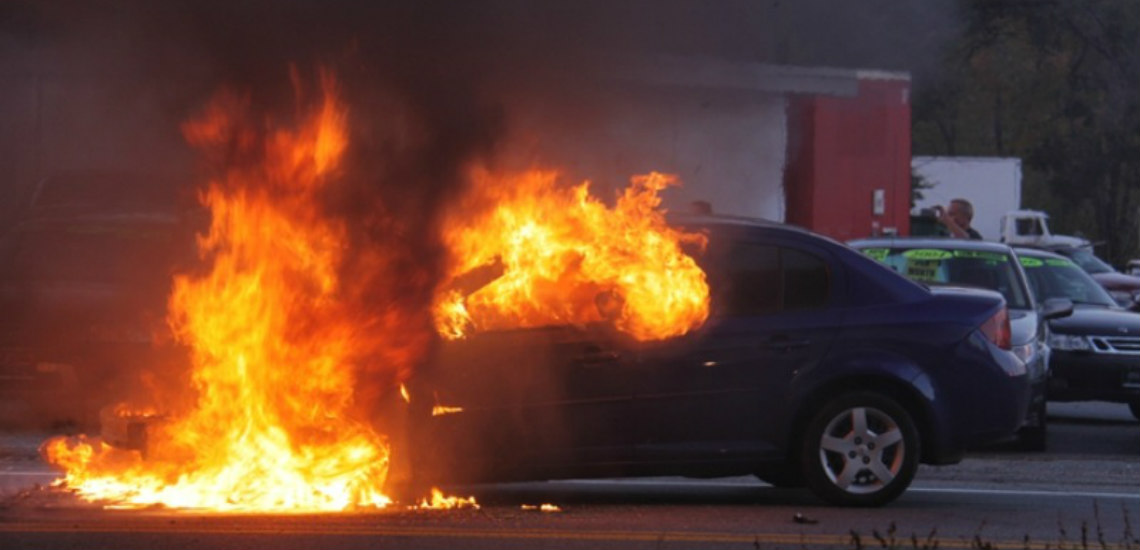 ΠΑΡΑΛΙΜΝΙ: Δεν φτάνει που του  έκλεψαν την επιχείρηση του έκαψαν και το αυτοκίνητο