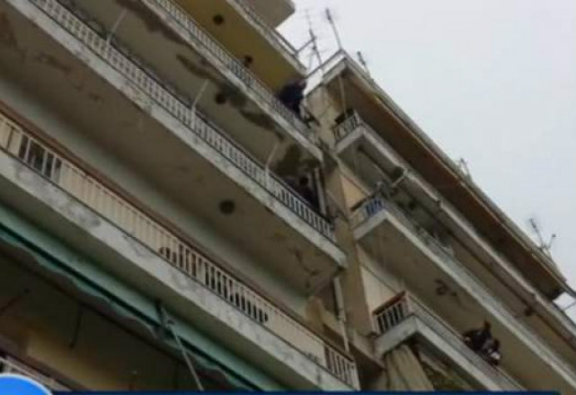 Συναγερμός στην Ελλάδα: 13χρονος εγκλωβίστηκε στο μπαλκόνι 4ου ορόφου - Βιντεο