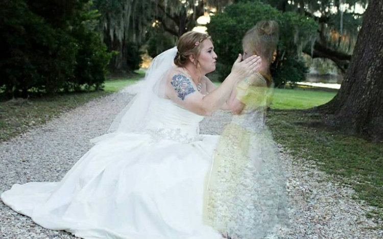 Η μαμά-νύφη με τη νεκρή κόρη της! Η συγκινητική ιστορία πίσω από τη φωτογραφία γάμου που έγινε viral