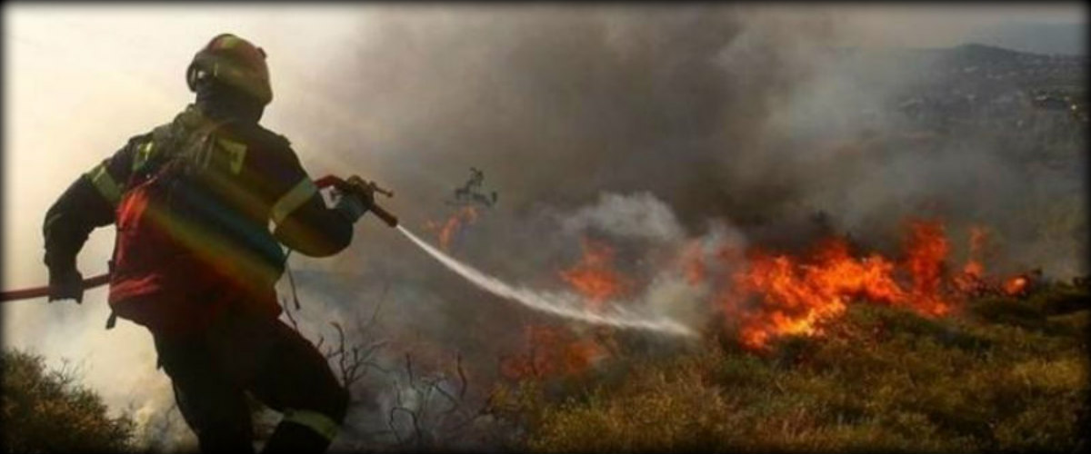 ΠΑΡΕΚΚΛΗΣΙΑ: Αναποδογύρισε πυροσβεστικό όχημα στην προσπάθεια κατάσβεσης – Υπό έλεγχο η φωτιά