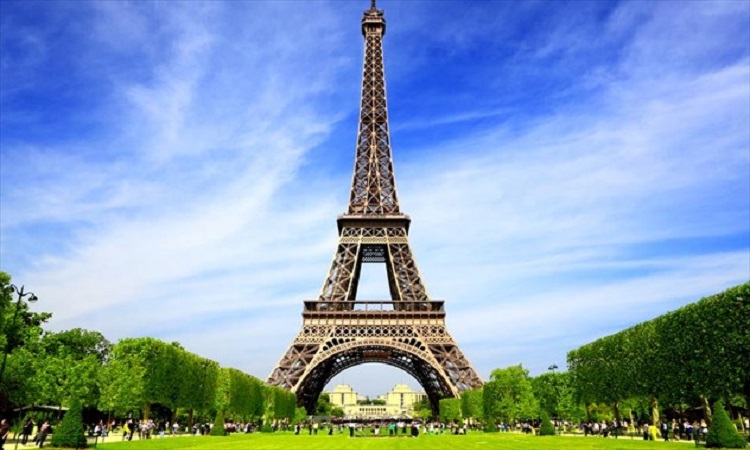 Τα ονόματα των νεκρών του Παρισιού σχηματίζουν τον Πύργο του Άιφελ (EIKONA)