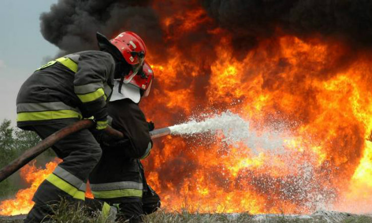 Πυρκαγιά στα Λεύκαρα – Μάχη με τις φλόγες από τους άνδρες του δασικού σταθμού Κόρνου