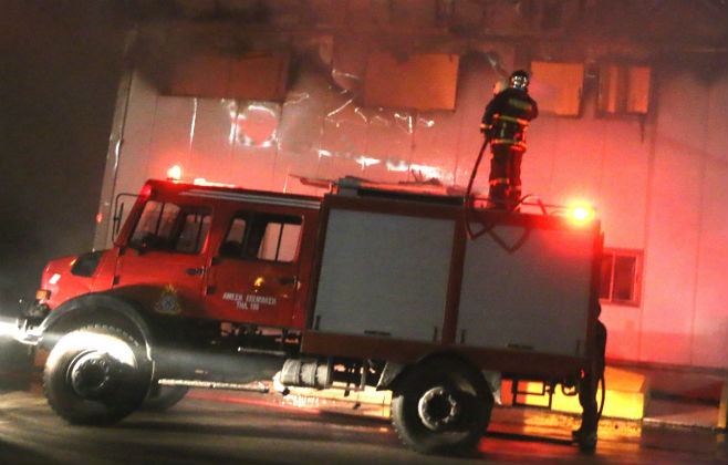 Παρανάλωμα του πυρός κατάστημα στην Ακρόπολη – Κακόβουλα λέει  η Πυροσβεστική