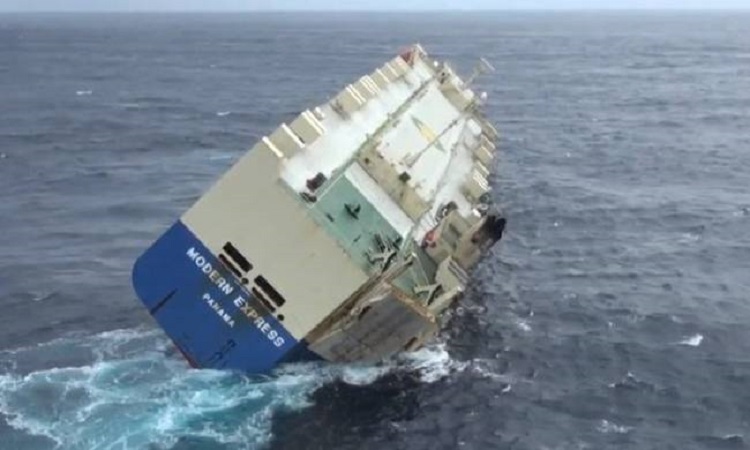 Προκαλεί τρόμο! Επικίνδυνη κλίση φορτηγού πλοίου εν μέσω θαλασσοταραχής στον Ατλαντικό (ΒΙΝΤΕΟ)