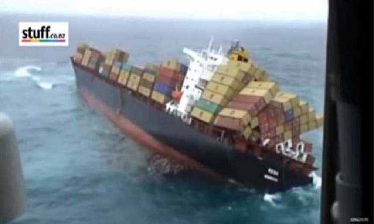 ΒΙΝΤΕΟ: Απίστευτο! Εμπορικό πλοίο αναποδογυρίζει μέσα στη θάλασσα