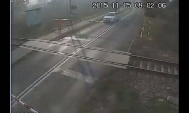 Βίντεο που κόβει την ανάσα: Τρένο χτυπάει ποδηλάτη με 140χλμ την ώρα