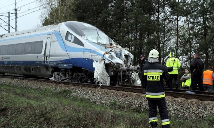Πολωνία: Σύγκρουση τρένου με φορτηγό - 19 τραυματίες