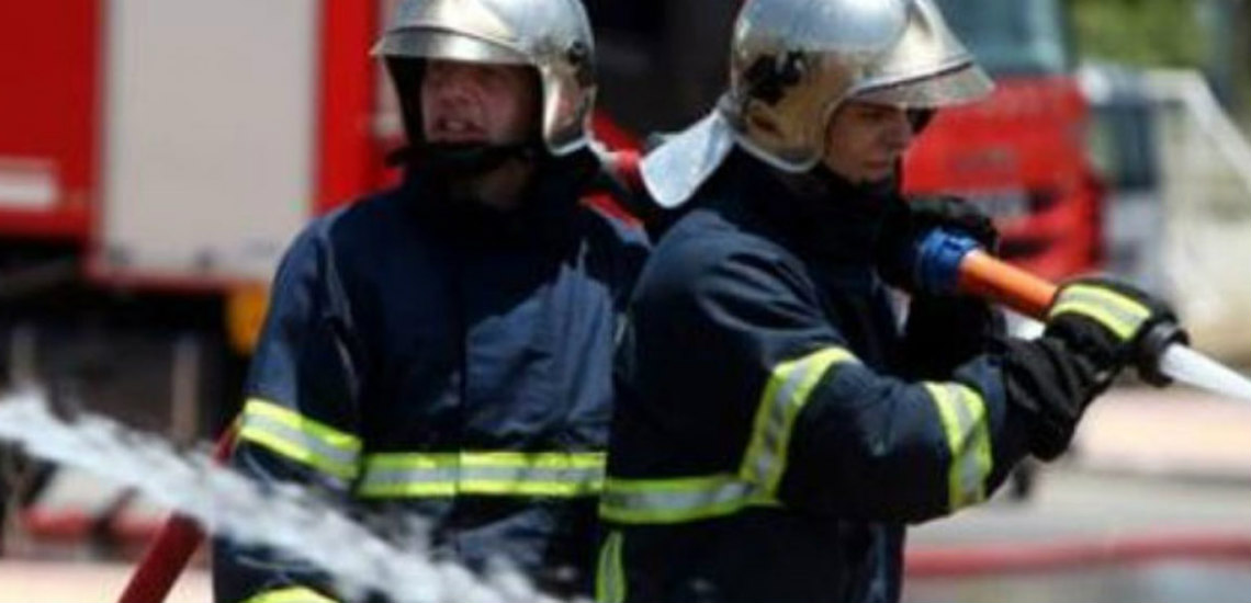 ΠΑΡΑΛΙΜΝΙ: Πυρκαγιά σε εμπορευματοκιβώτιο που περιείχε πυροτεχνήματα