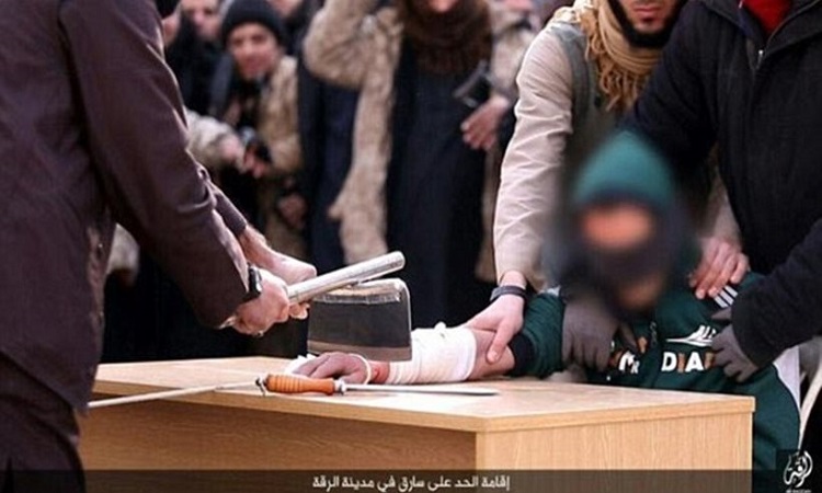 Φρίκη: Τζιχαντιστές κόβουν το δεξί χέρι ενός κλέφτη στη Ράκκα (ΣΚΛΗΡΕΣ ΕΙΚΟΝΕΣ)