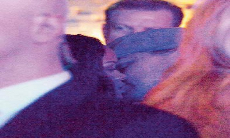 Ποια είναι η γυναίκα που φιλά παθιασμένα ο DiCaprio; (ΦΩΤΟ)