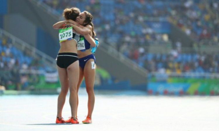 Παγκόσμια συγκίνηση: Δύο αθλήτριες αδιαφορούν για τα μετάλλια και βοηθούν η μία την άλλη για να τερματίσουν - ΦΩΤΟΓΡΑΦΙΑ