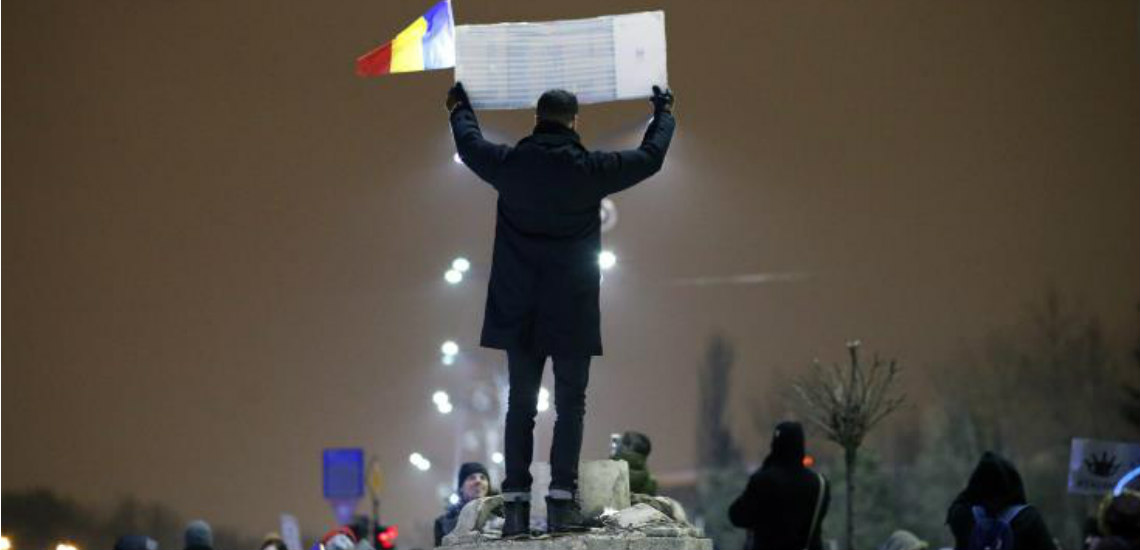 Η Κυβέρνηση στη Ρουμανία υπέκυψε στην πίεση των διαδηλωτών
