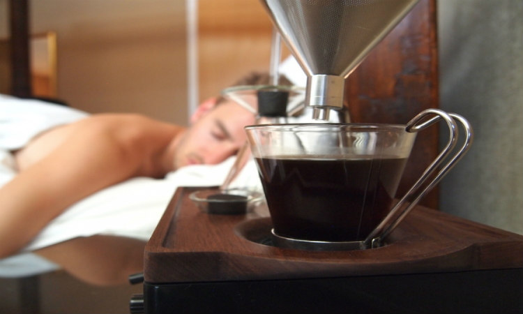 Δείτε το επαναστατικό ξυπνητήρι που σας φτιάχνει καφέ - BINTEO